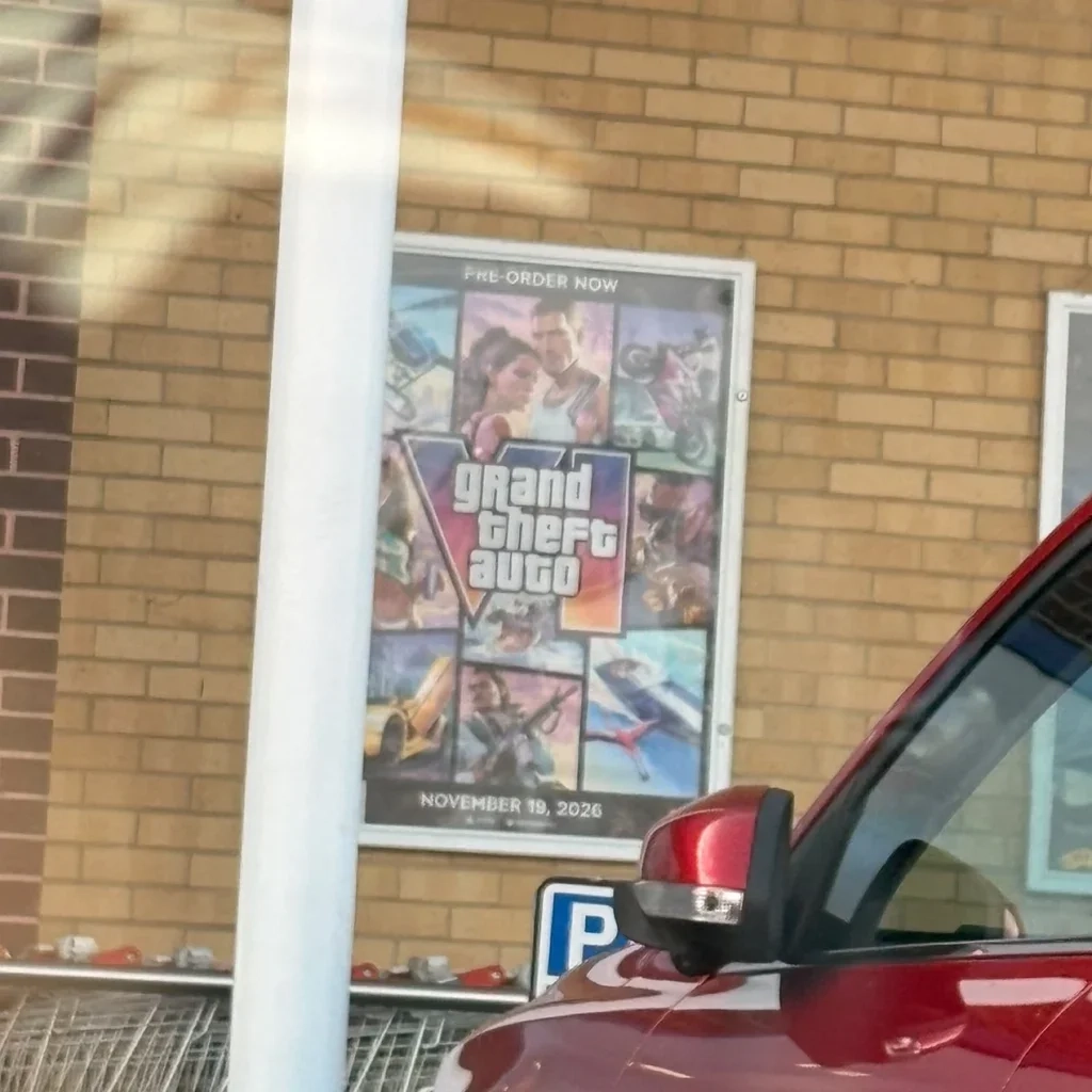 Um pôster de GTA VI em uma parede de tijolos.