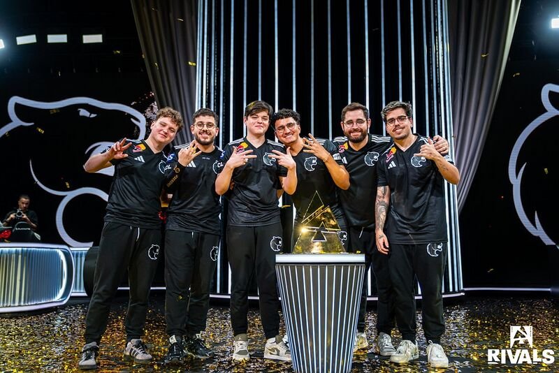 Foto da equipe FURIA Esports Counter-Strike comemorando sua vitória no campeonato no BLAST Rivals Fall 2025 em Hong Kong
