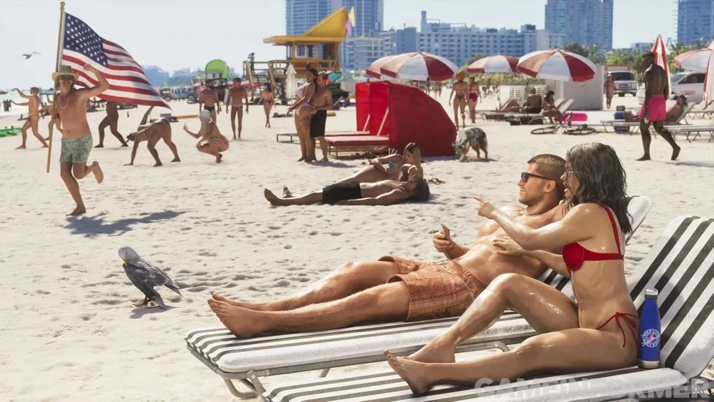 Os protagonistas de Grand Theft Auto VI, Lucia e Jason, relaxando em espreguiçadeiras listradas em uma praia lotada de Vice City, com um homem correndo com uma bandeira americana, NPCs tomando sol, guarda-sóis e prédios da cidade ao fundo.