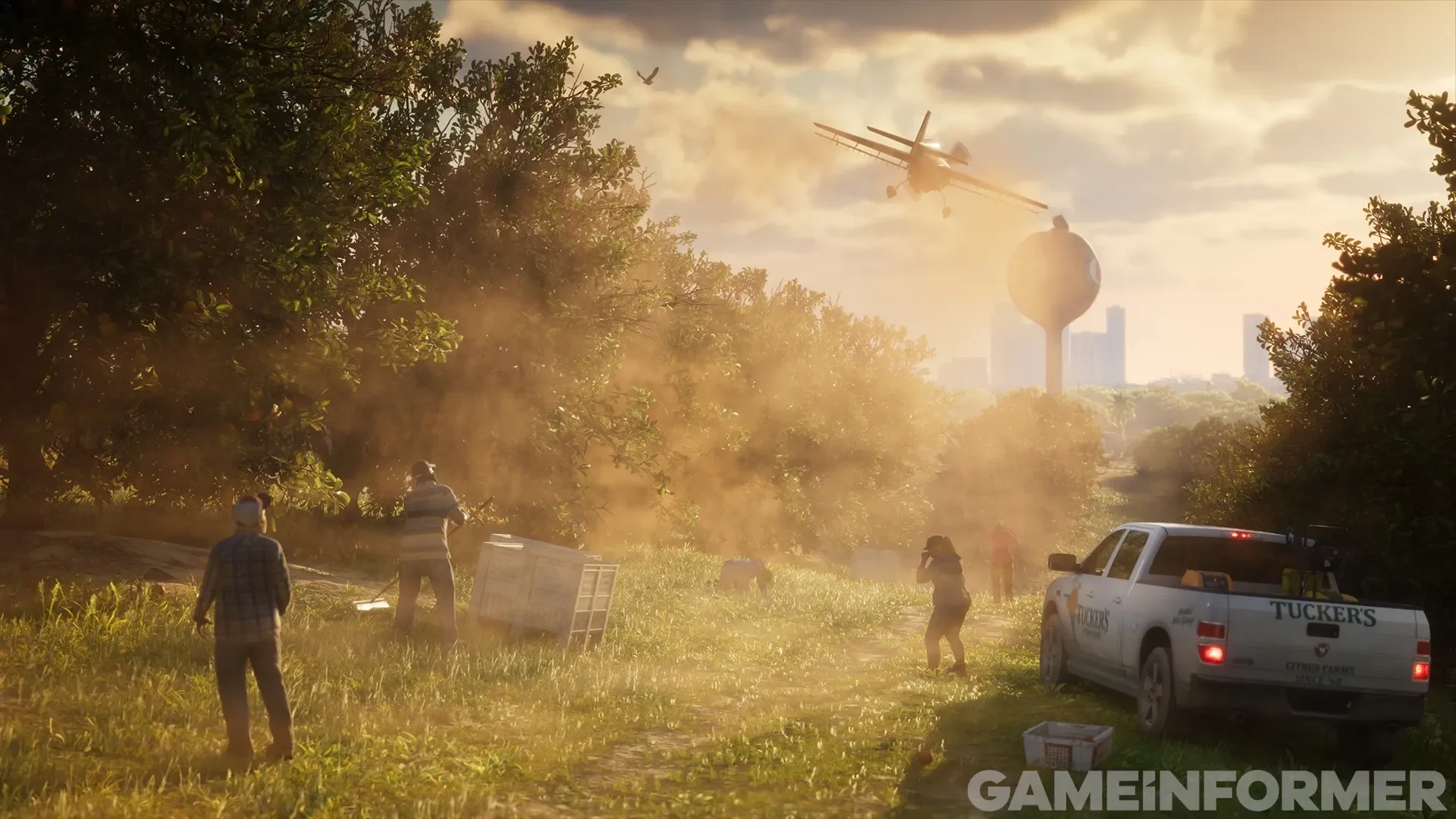 Um avião pulverizador espalhando poeira sobre um pomar em Grand Theft Auto VI, com trabalhadores agrícolas, uma caminhonete Tuckers branca e uma torre de água ao fundo.   