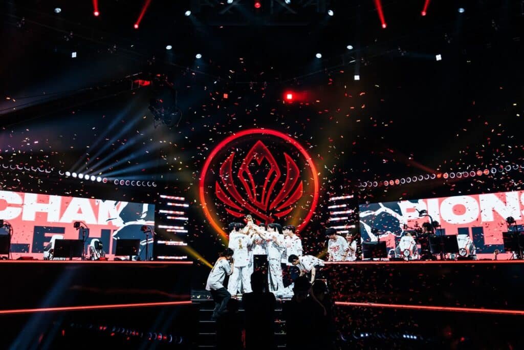 Foto da Hanwha Life Esports comemorando o título de campeão do 2026 League of Legends Mid-Season Invitational.