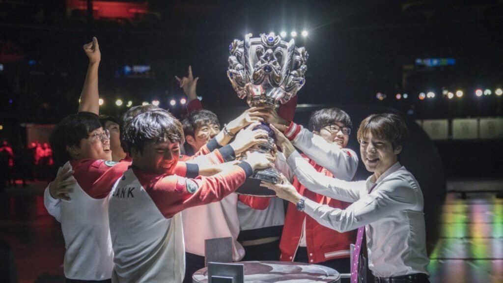 Foto da equipe de esports SK Telecom T1 comemorando sua vitória com a Summoner's Cup no Campeonato Mundial de League of Legends