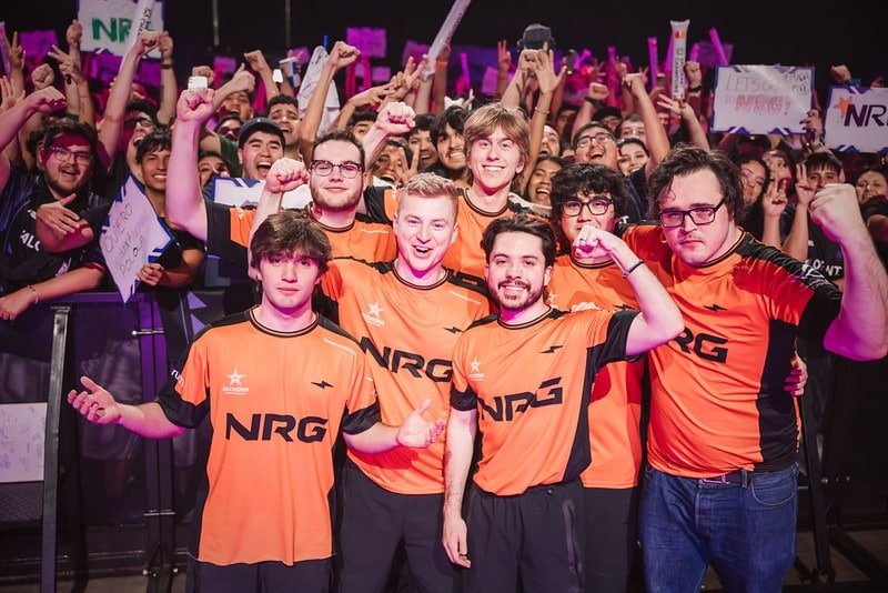Imagem mostrando a equipe NRG Esports VALORANT comemorando com os fãs no Masters Santiago, no Chile, em março de 2026.