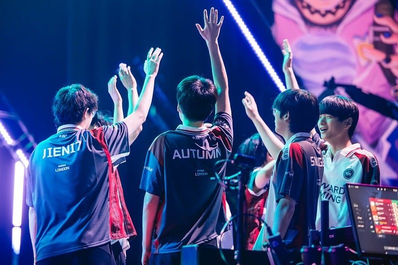 Imagem da equipe EDward Gaming VALORANT reunida no palco durante o torneio VALORANT Masters London na Copper Box Arena.