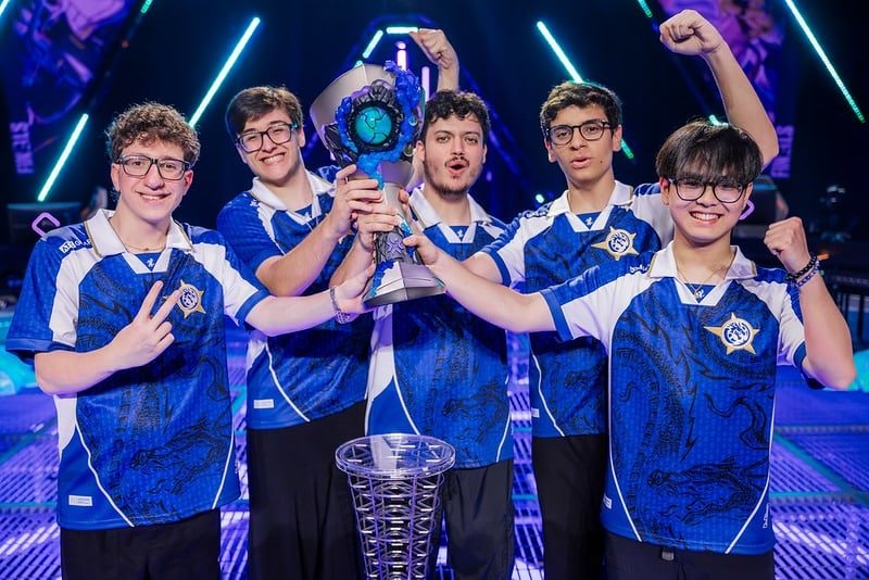 Imagem da equipe Leviatán de VALORANT levantando o troféu após vencer o Masters London em junho de 2026