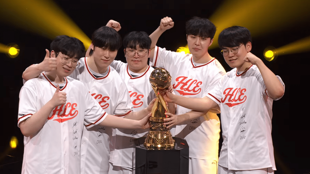 Foto de jogadores da Hanwha Life Esports comemorando sua vitória como campeões do 2026 Mid-Season Invitational (MSI).