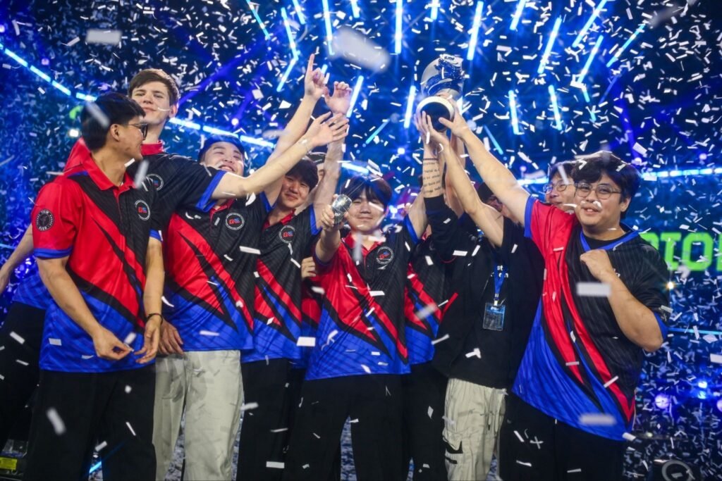 Foto da equipe Global Esports de VALORANT comemorando no palco após vencer a Grande Final do VCT Pacific Stage 2.