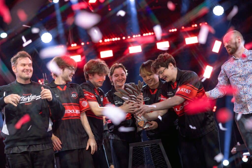 Foto de 100 Thieves comemorando no palco após vencer a Grande Final do Estágio 2 do VCT Americas.