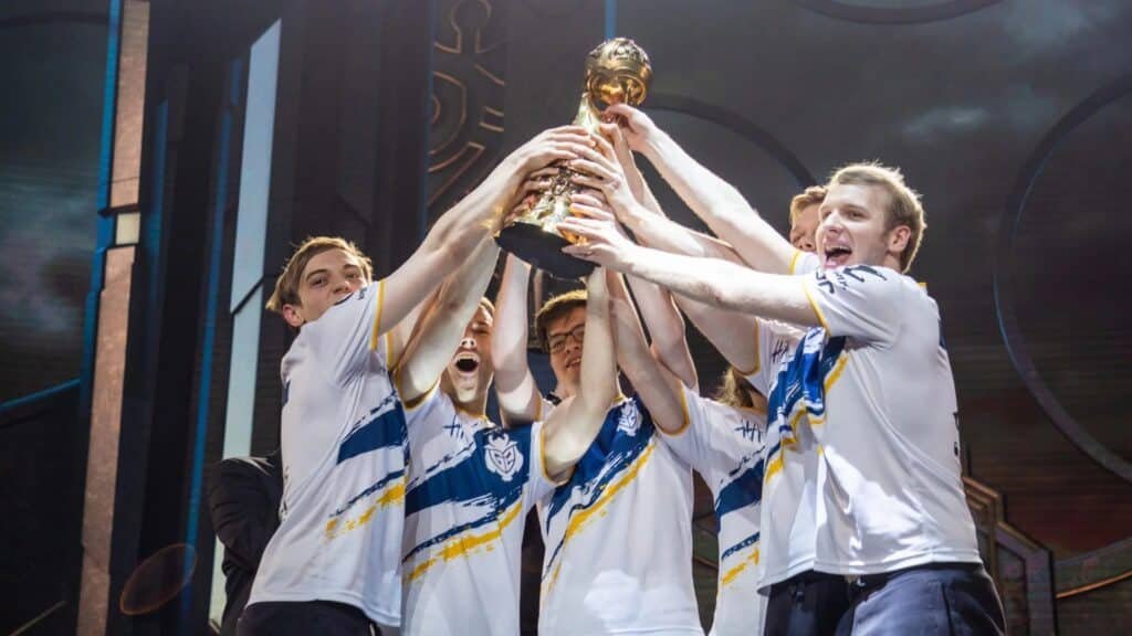 Imagem da escalação do G2 Esports League of Legends comemorando sua vitória no Mid-Season Invitational (MSI) em maio de 2019.