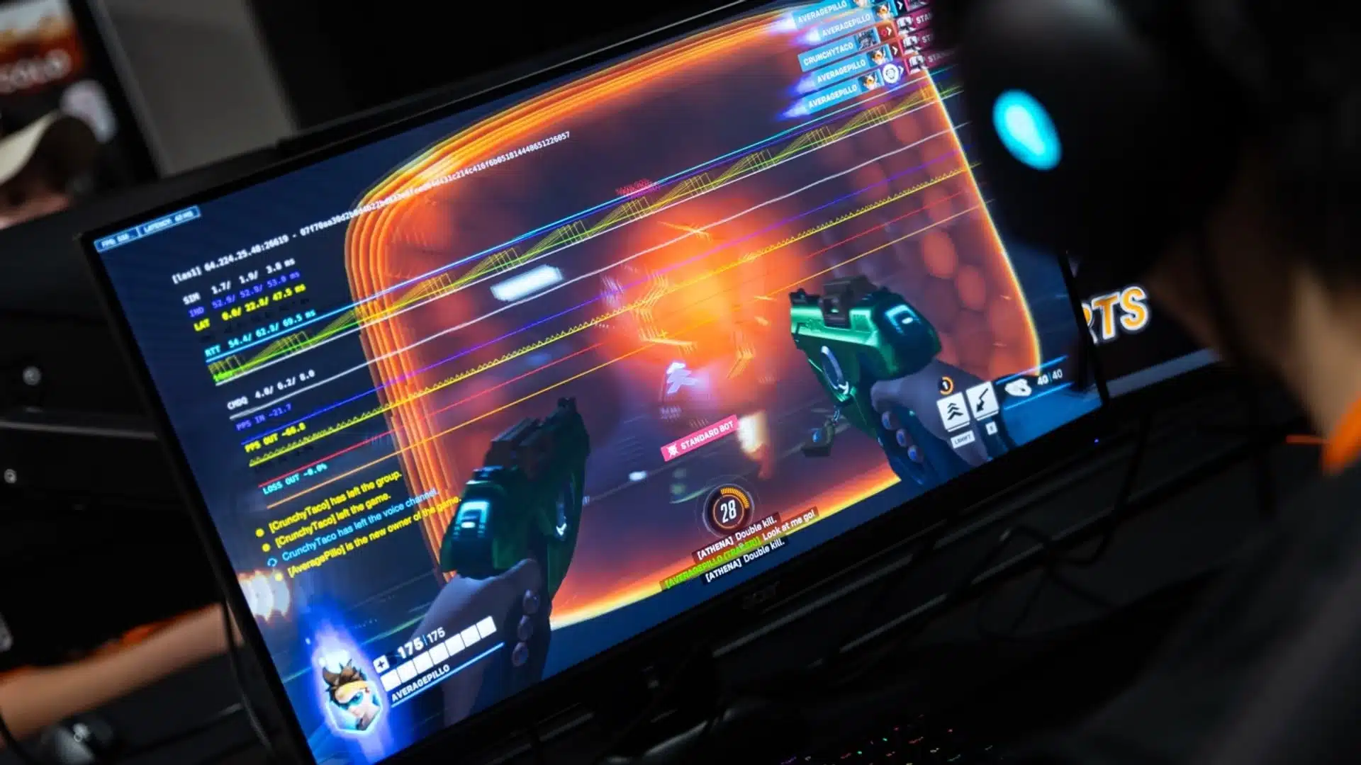 Uma pessoa usando um fone de ouvido jogando um jogo de tiro em primeira pessoa em um monitor.