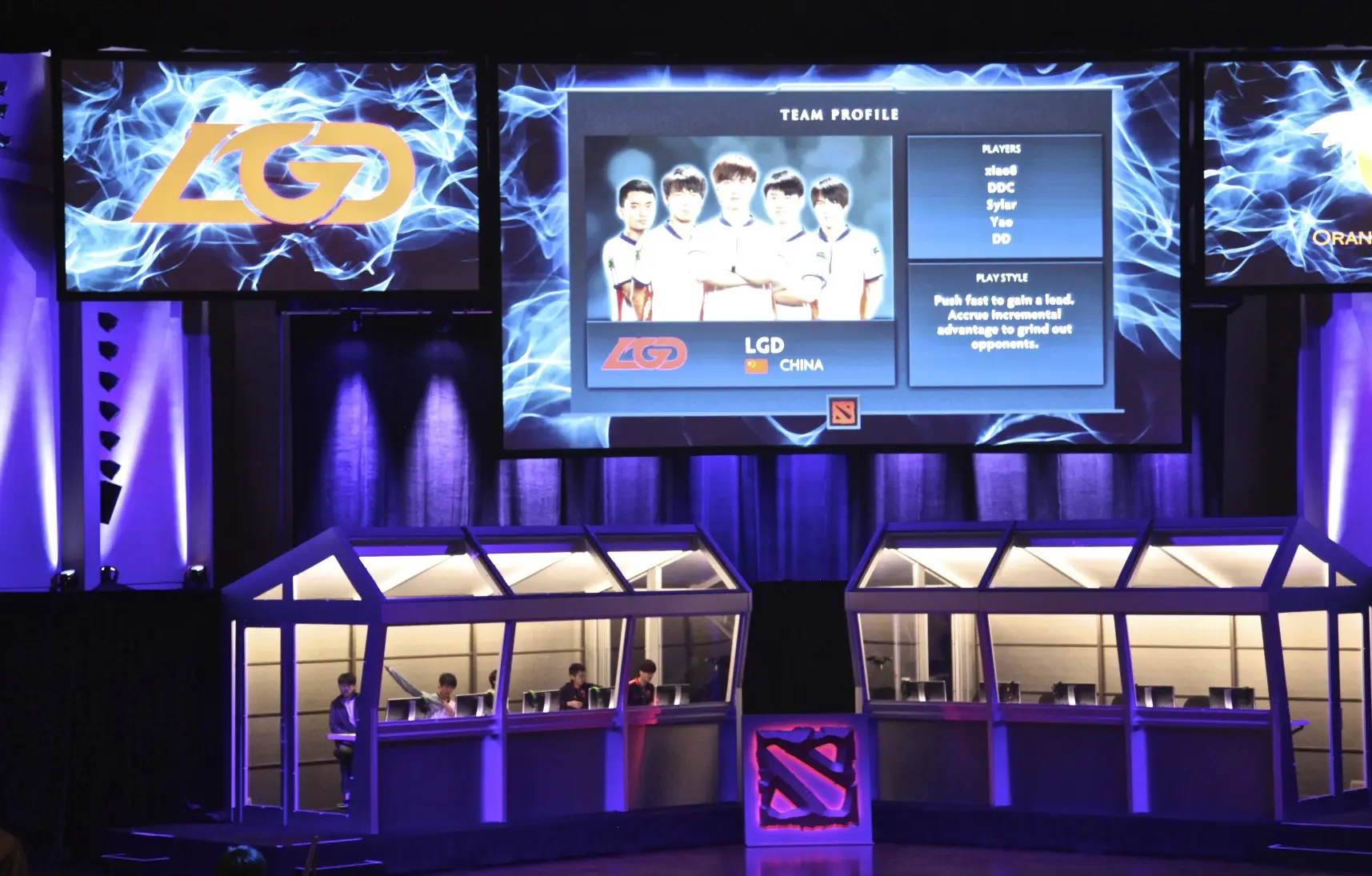 Uma tela grande exibindo o perfil e o logotipo da equipe LGD Gaming em um evento de e-sports.
