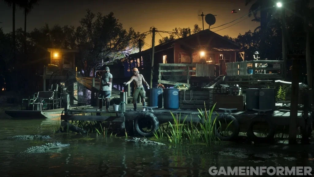 Dois homens parados em uma doca de madeira à noite em Leonida Everglades em Grand Theft Auto VI, com crocodilos nadando na água abaixo, um aerobarco próximo e uma cabana de madeira iluminada ao fundo.   