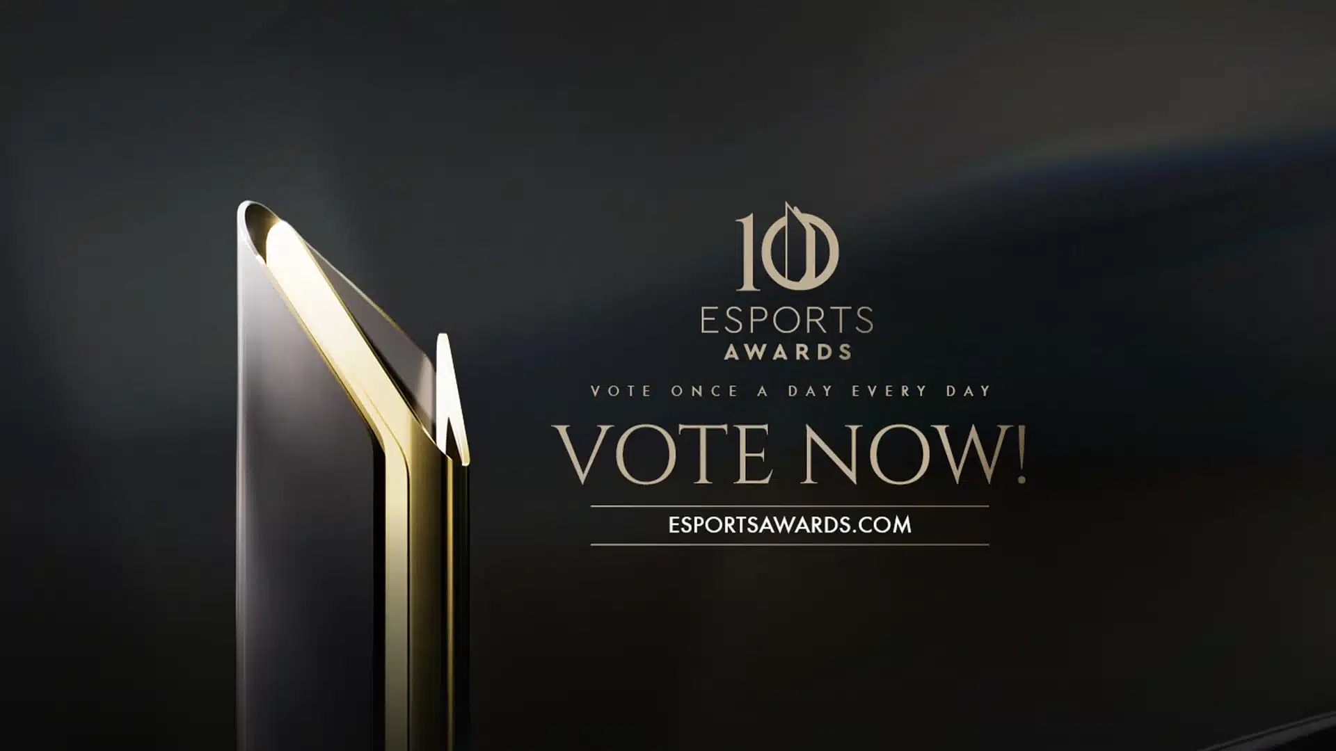 Um troféu do Esports Awards com o texto '10 Esports Awards' e 'VOTE NOW!' em um fundo escuro.