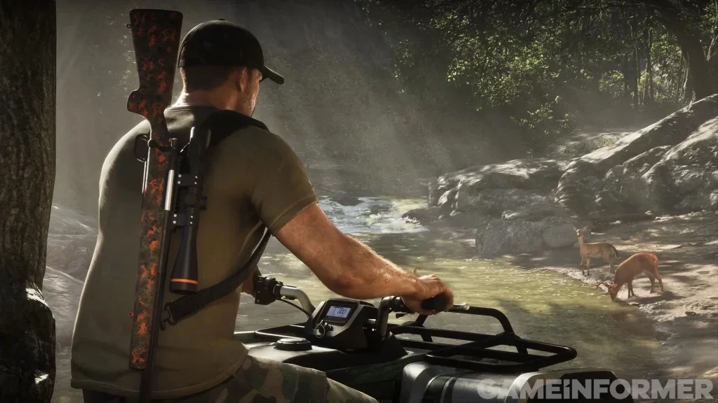 O protagonista de Grand Theft Auto VI, Jason, andando de quadriciclo ATV por um riacho arborizado, pendurando um rifle de precisão nas costas enquanto cervos bebem do riacho ao fundo.   