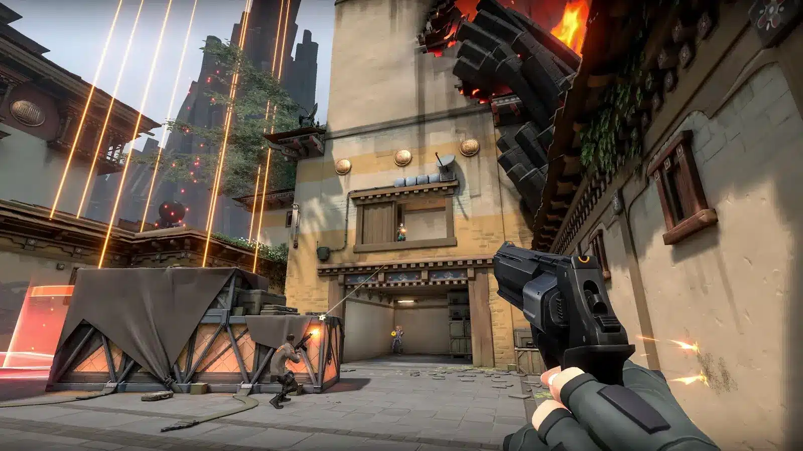 Perspectiva em primeira pessoa de um jogador segurando uma pistola durante uma partida em Valorant.