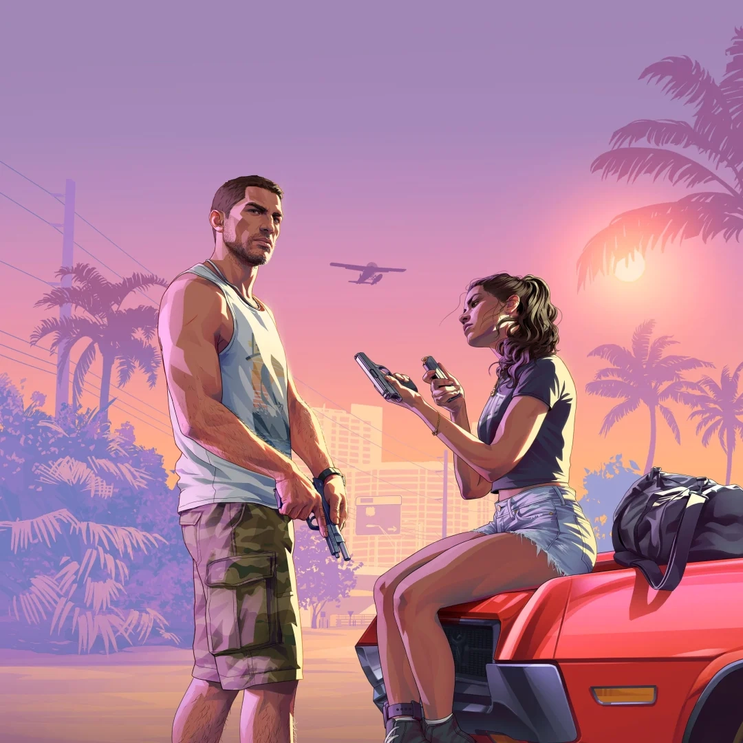 Arte oficial de Grand Theft Auto VI apresentando os protagonistas Jason e Lucia. Lucia está sentada no capô de um carro vermelho com buracos de bala, segurando uma arma e uma revista, enquanto Jason está por perto segurando uma arma de fogo, contra um fundo de pôr do sol tropical com palmeiras e um hidroavião voando no alto.   