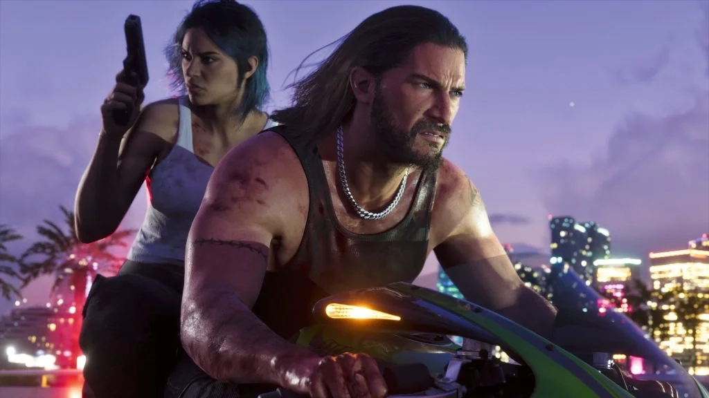 Jason andando de motocicleta verde com Lucia segurando uma arma no banco de trás ao anoitecer em GTA VI.