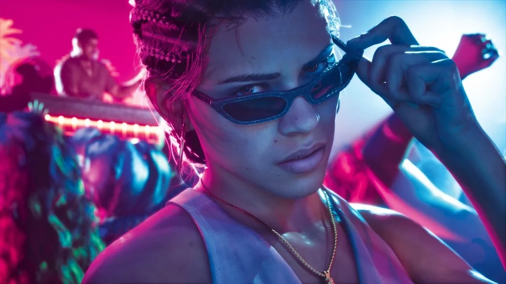 Lucia vestindo uma regata branca e corrente dourada olhando para a câmera e levantando seus óculos escuros em uma boate com luzes neon rosa e azuis em GTA VI.