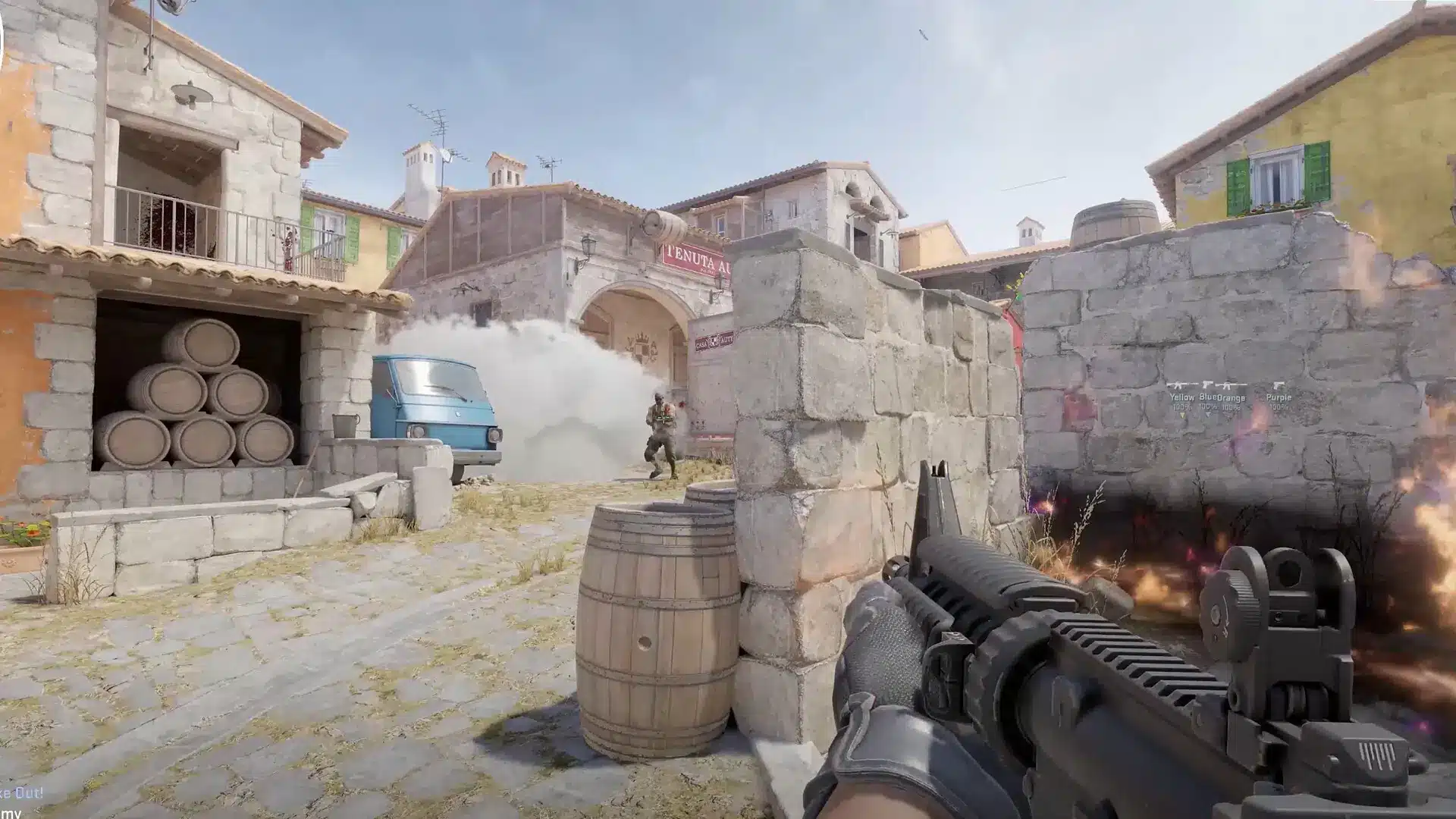 Perspectiva em primeira pessoa de um jogador segurando um rifle durante uma partida no mapa Inferno no Counter-Strike 2.