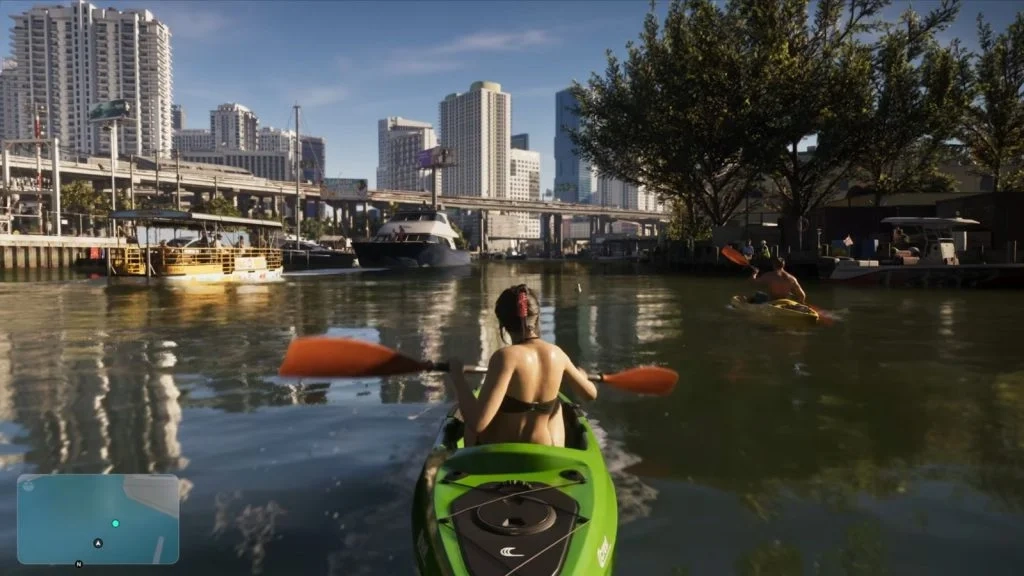 Lucia em caiaque verde na água em Vice City
