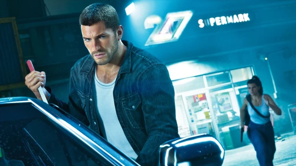 Jason roubando carro em GTA 6 com Lucia correndo atrás dele