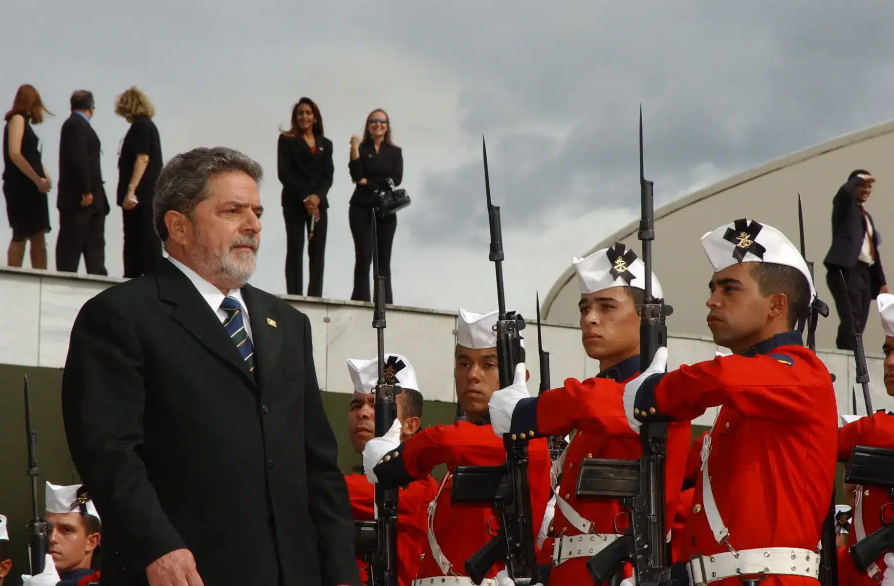 Presidente Luiz Inácio Lula da Silva de terno durante sua cerimônia de posse.