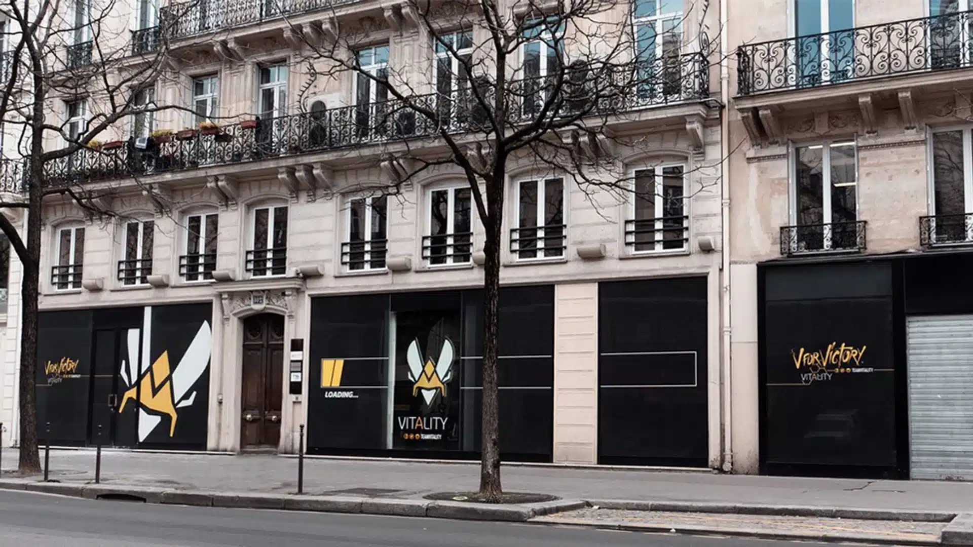 A vitrine externa do Team Vitality V.Hive em Paris, com o logotipo e a marca do time em painéis pretos.