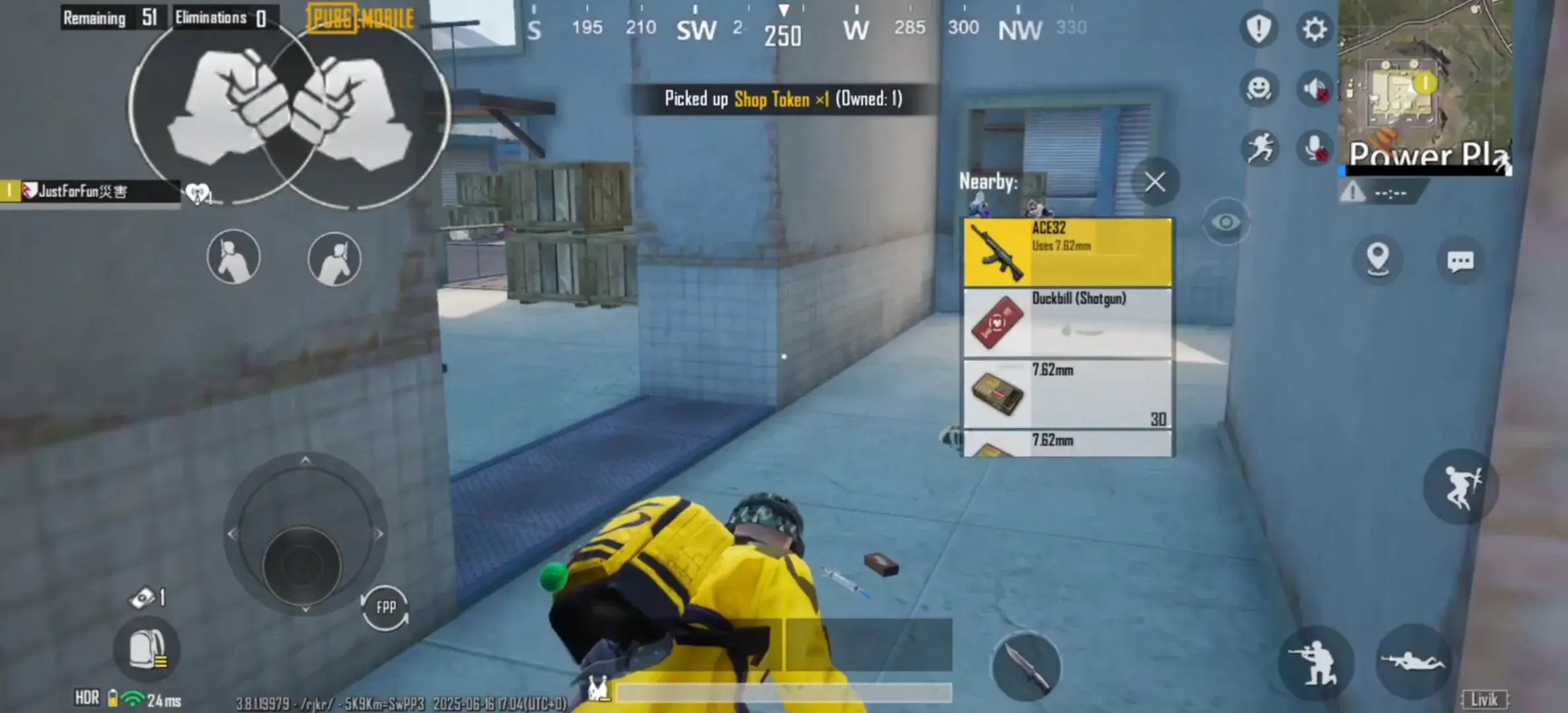 Perspectiva em primeira pessoa de um jogador no PUBG Mobile olhando um menu de saque com armas e munições.