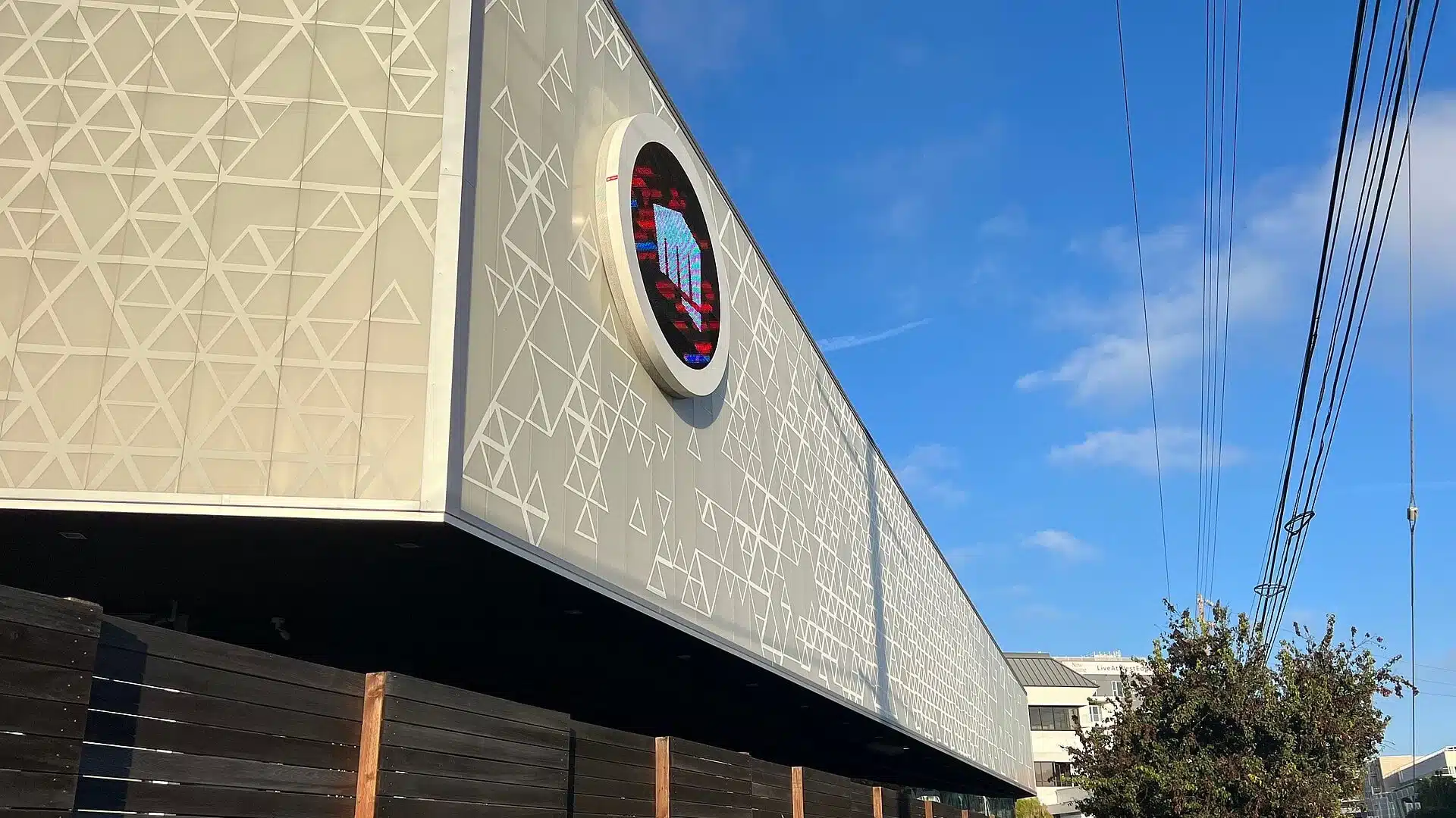 O exterior da sede da Riot Games com o logotipo da empresa na fachada do edifício.