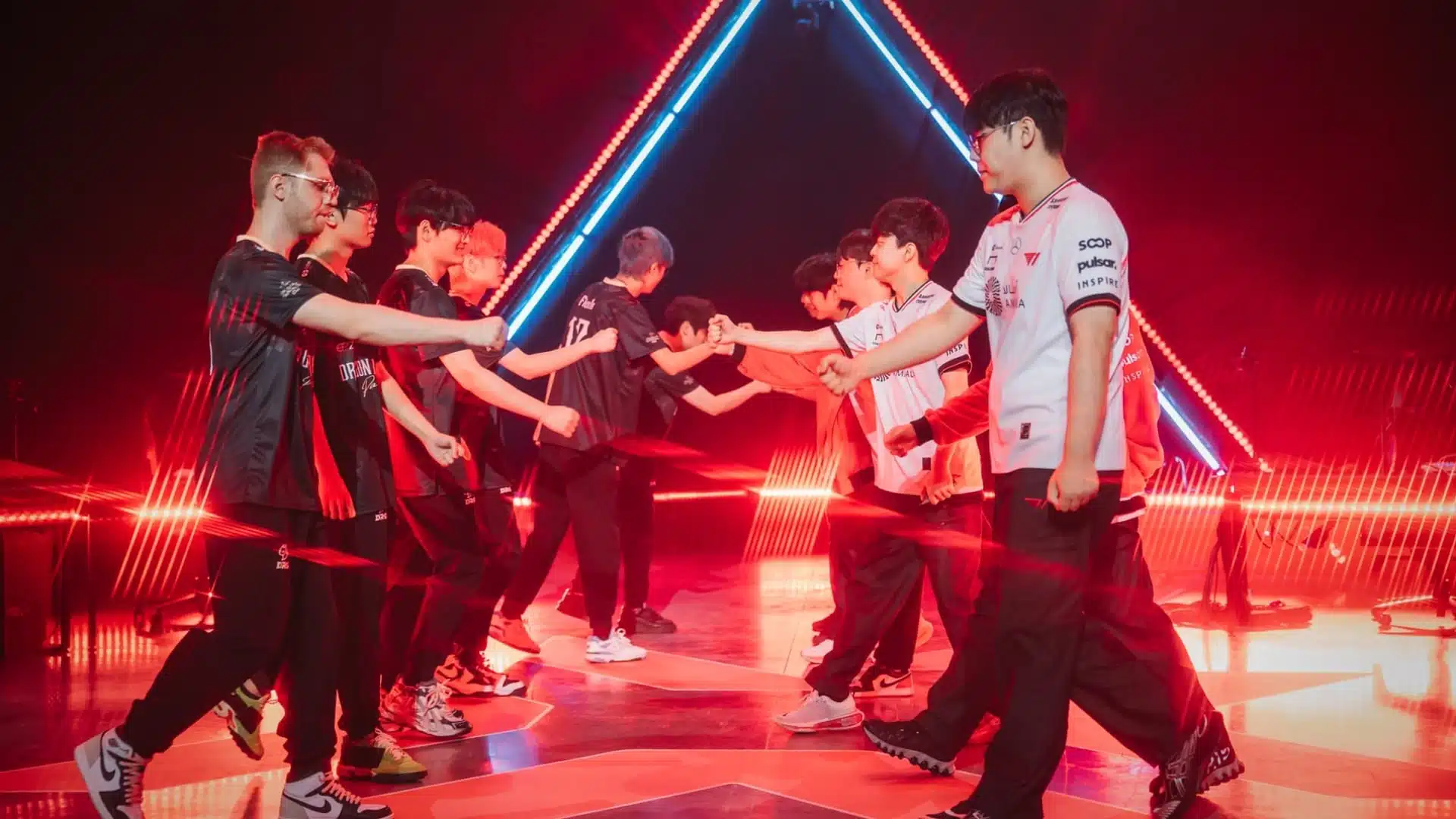 Jogadores da Dragon Ranger Gaming e T1 apertando as mãos no palco do VALORANT Champions 2025