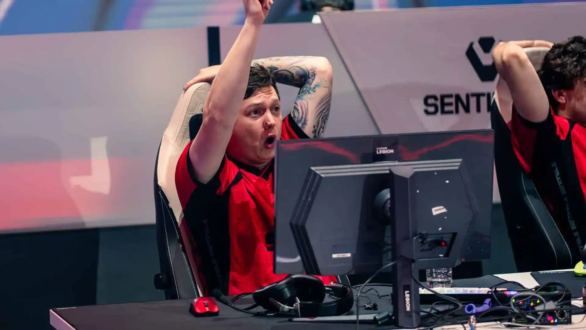 Um jogador do Team Sentinels comemorando em um evento da Copa do Mundo de Esports.
