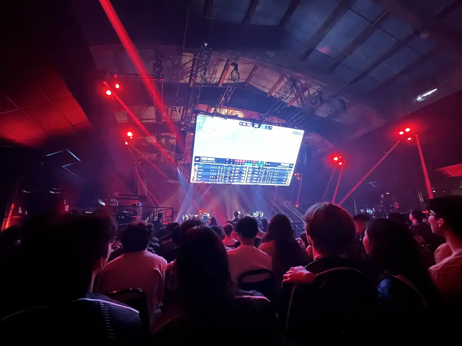 Multidão assistindo a uma partida em um telão no palco do VALORANT Champions 2023, em Los Angeles.