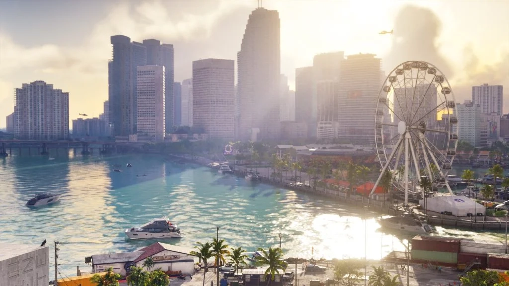 Uma vista à beira-mar de Vice City com arranha-céus ao longo da baía, barcos viajando pela água e uma grande roda gigante em uma marina em Grand Theft Auto VI.