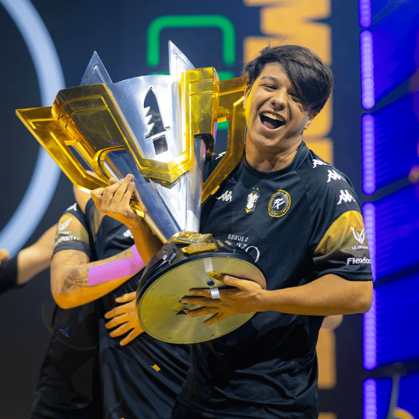 BOPS, jogador do Fluxo, foi coroado o MVP da Grande Final do FFWS 2024! Além do título mundial é um maiores nomes do Free Fire mundial.